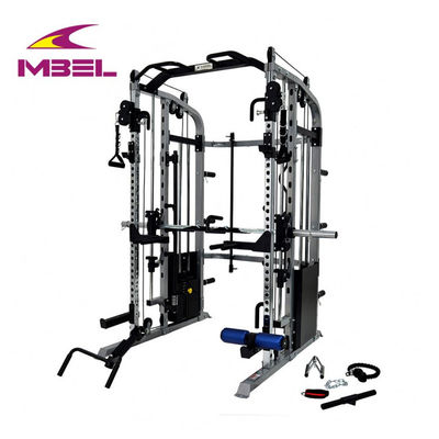 Máquina de acondicionamiento físico en el gimnasio casero unisex con equipo de gimnasio múltiple en el esquema de color gris / negro