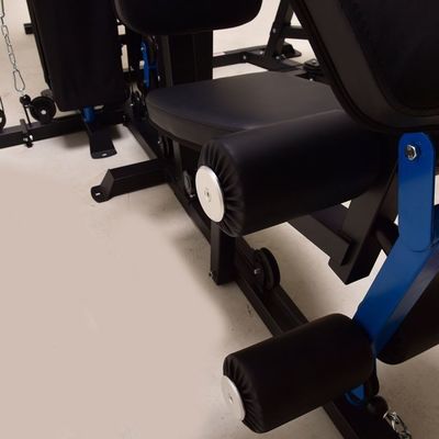 Máquina de ejercicios de fuerza multipropósito personalizable para gimnasio en casa en diseño gris claro